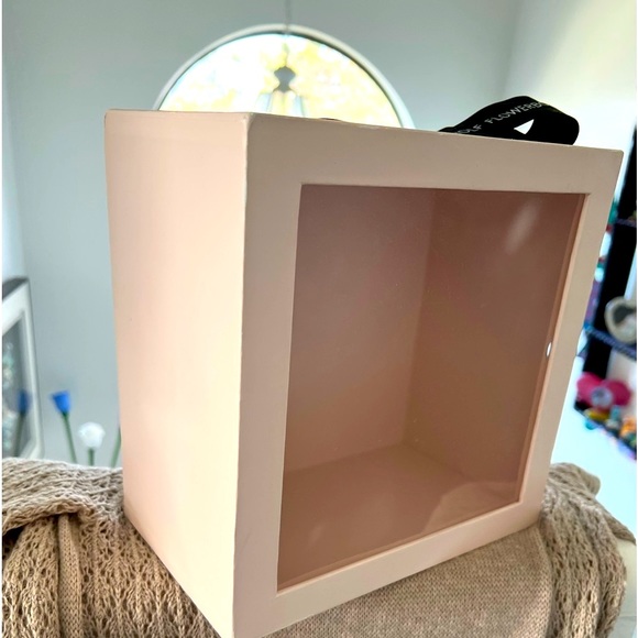 VIKTOR and ROLF FLOWERBOMB SHADOWBOX GIFT BOX - Picture 4 of 11